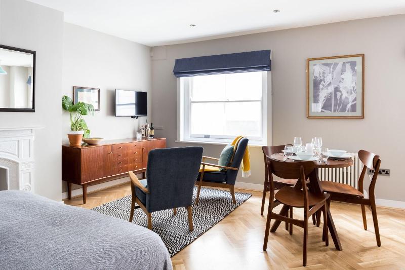 簡易ホテル The Three Cranes