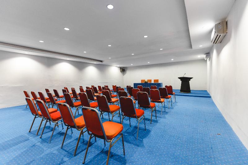 בית מלון כפרי Capital O 2009  Charisma Marine