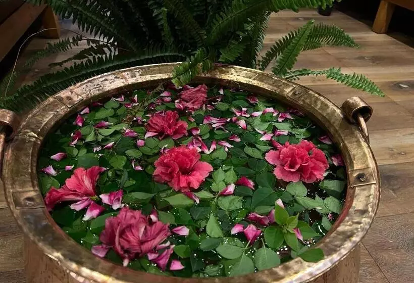 هتل Middle Point Pvt Ltd