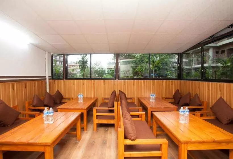 هتل Middle Point Pvt Ltd