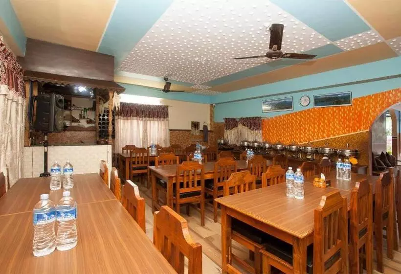 هتل Middle Point Pvt Ltd