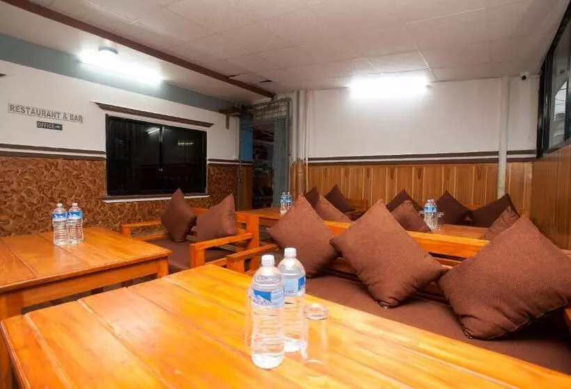 هتل Middle Point Pvt Ltd