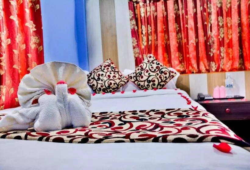 هتل Middle Point Pvt Ltd