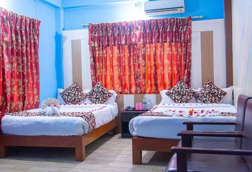 هتل Middle Point Pvt Ltd