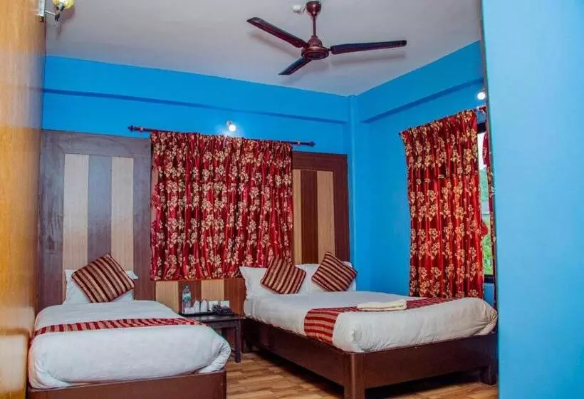 هتل Middle Point Pvt Ltd