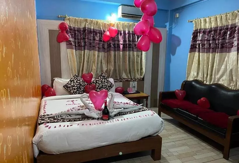 هتل Middle Point Pvt Ltd