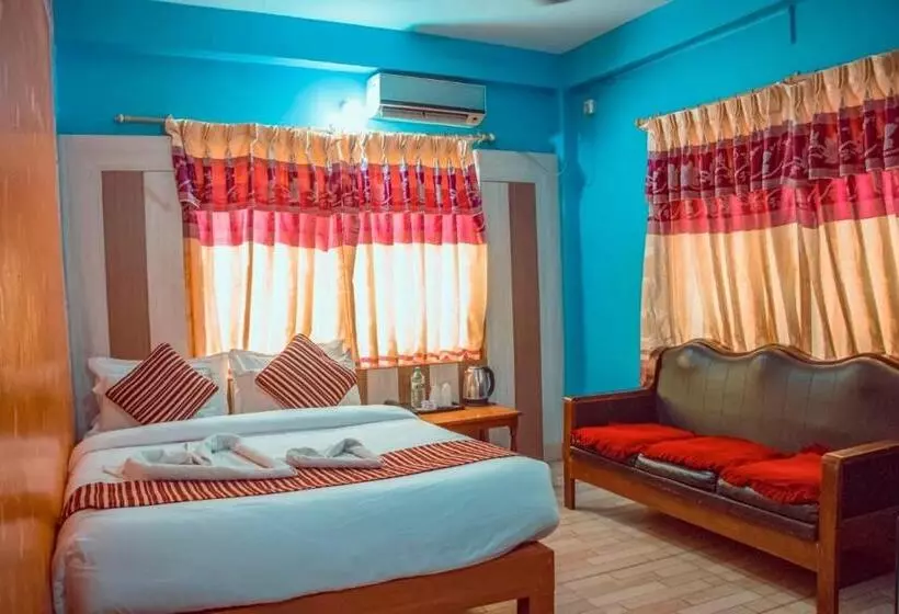 هتل Middle Point Pvt Ltd