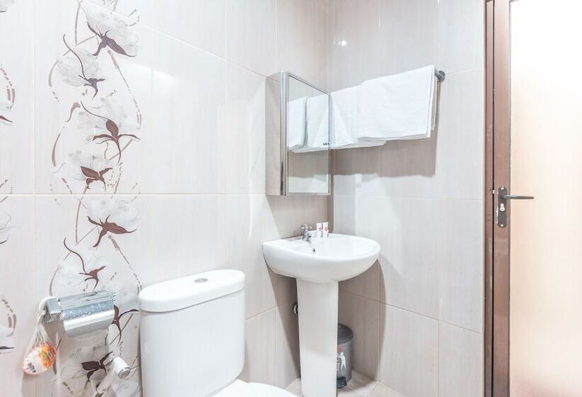 فندق Wisma Lux Barkah By Oyo Rooms