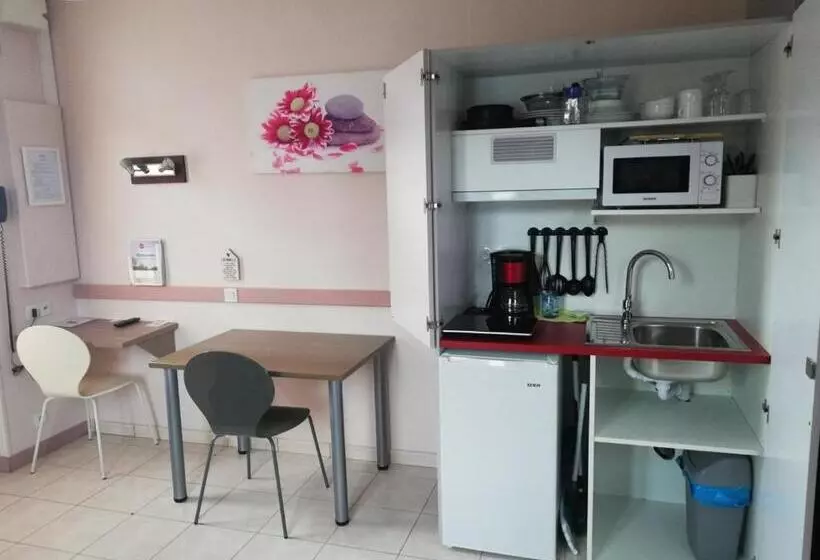 Hotelli Hôtel Restaurant Les Colonnades