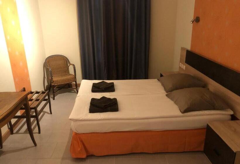 בית מלון כפרי La Châtaigneraie