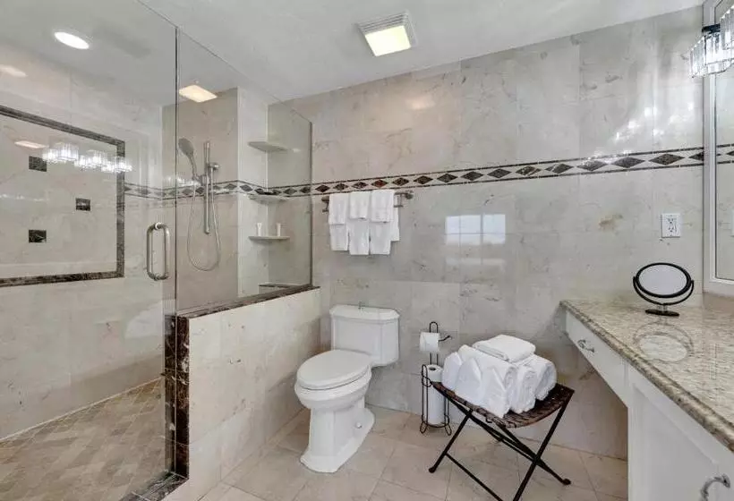 هتل Bayfront Inn 5th Avenue