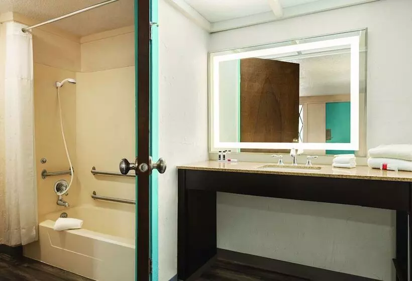 בית מלון כפרי Dover Inn And Suites