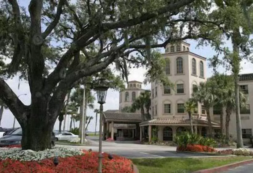 ホテル Inn On The Lakes