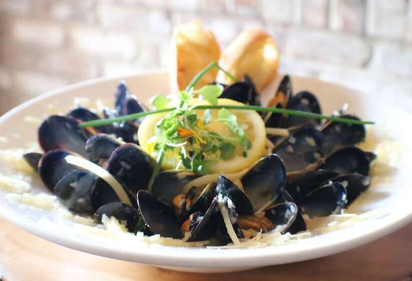 Отель Inn On The Lakes