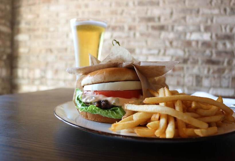 Отель Inn On The Lakes