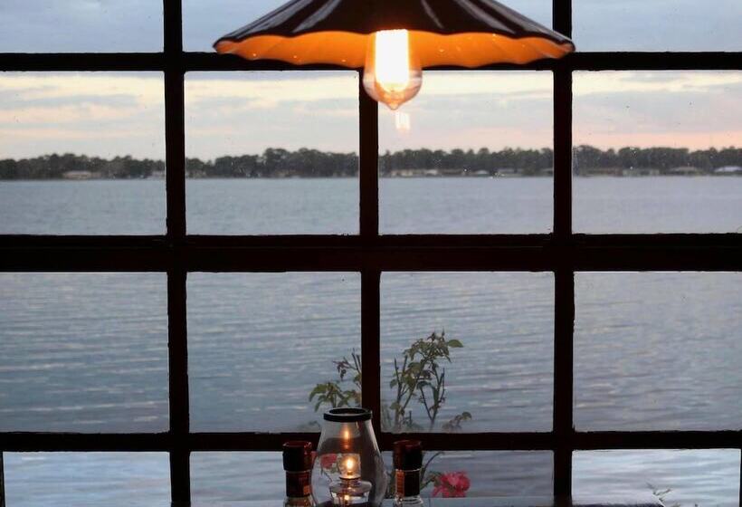 Отель Inn On The Lakes