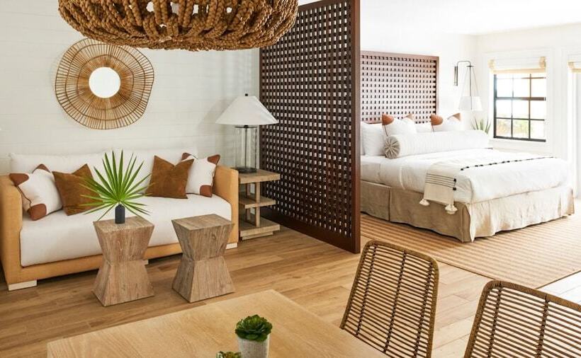 Отель Inn On The Lakes