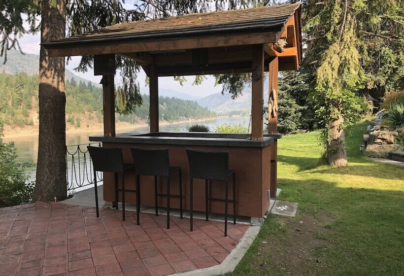 Bed and Breakfast Wolf S Den On The River