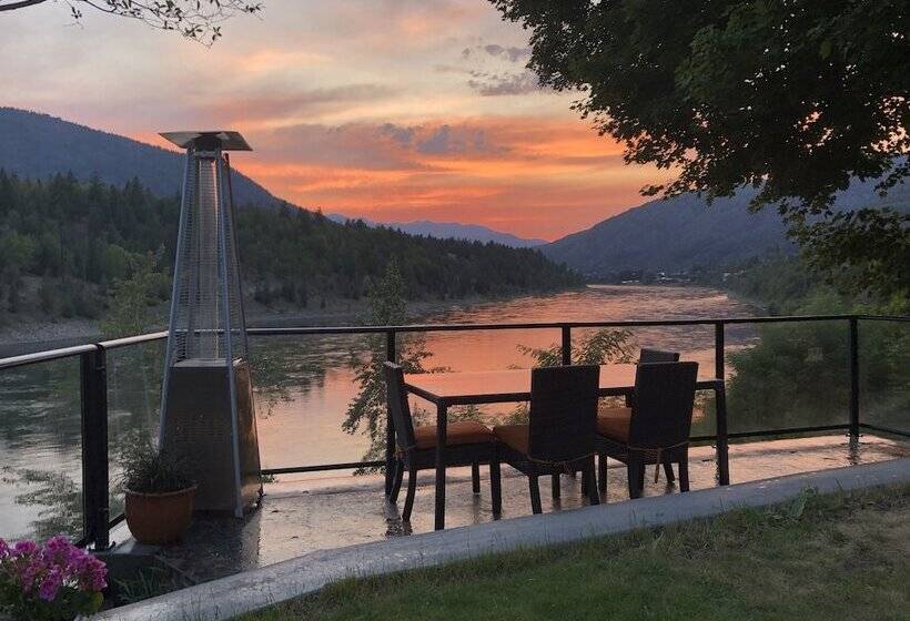 Bed and Breakfast Wolf S Den On The River