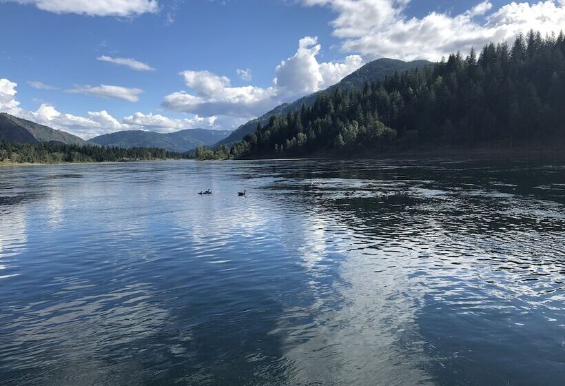 Bed and Breakfast Wolf S Den On The River