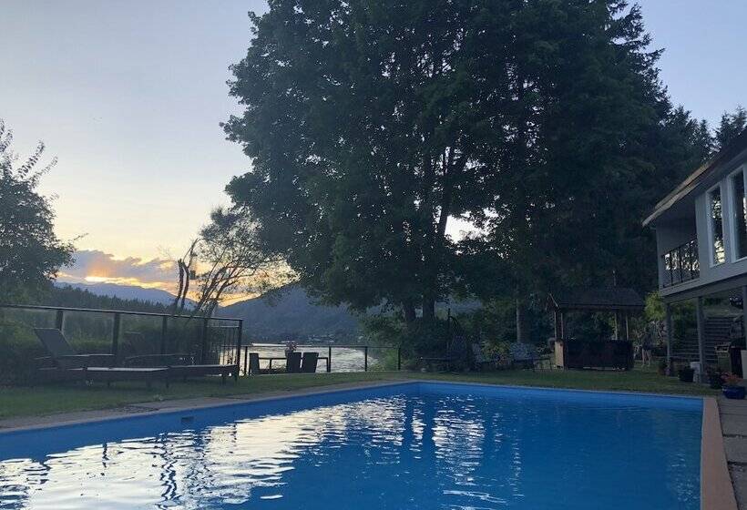 Bed and Breakfast Wolf S Den On The River