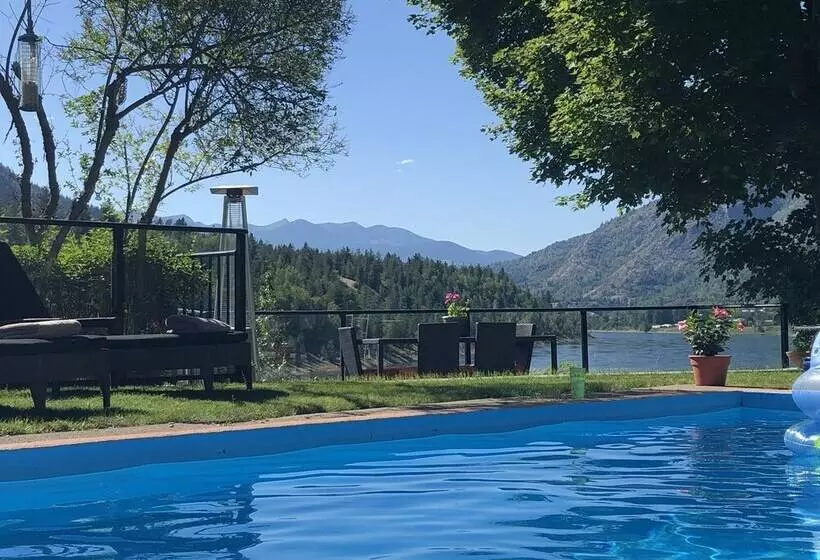 ベッドアンドブレックファースト Wolf S Den On The River