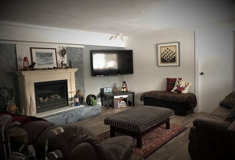 Bed and Breakfast Wolf S Den On The River