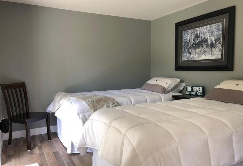 Bed and Breakfast Wolf S Den On The River