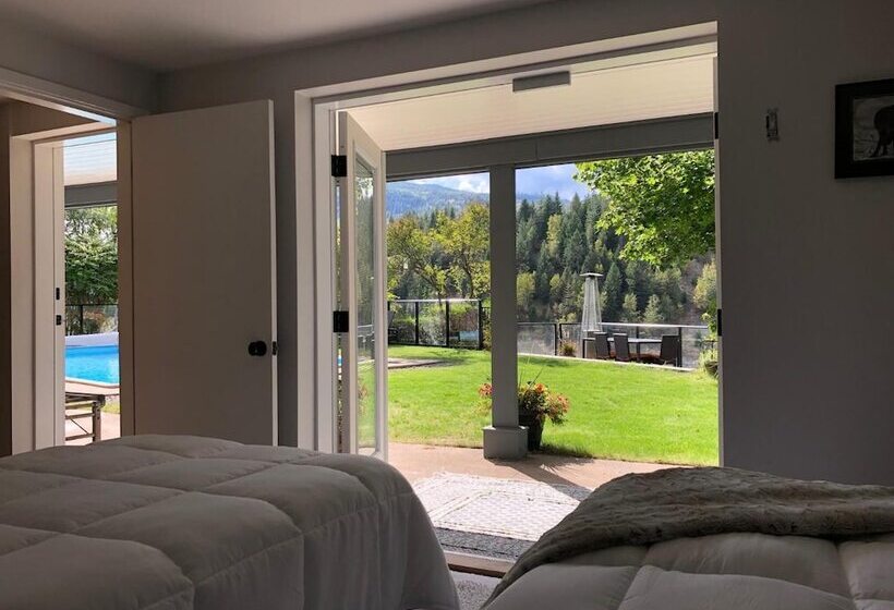 Bed and Breakfast Wolf S Den On The River