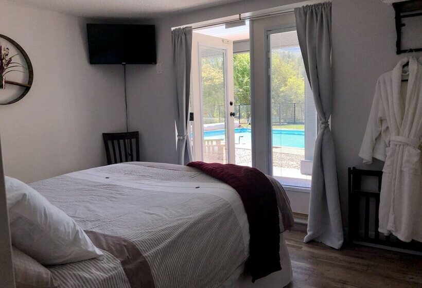 Bed and Breakfast Wolf S Den On The River