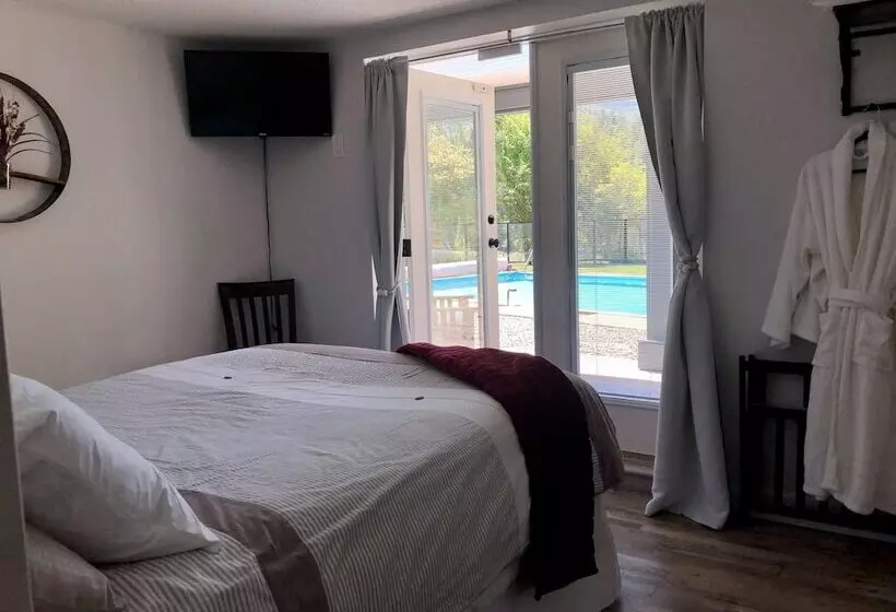 ベッドアンドブレックファースト Wolf S Den On The River