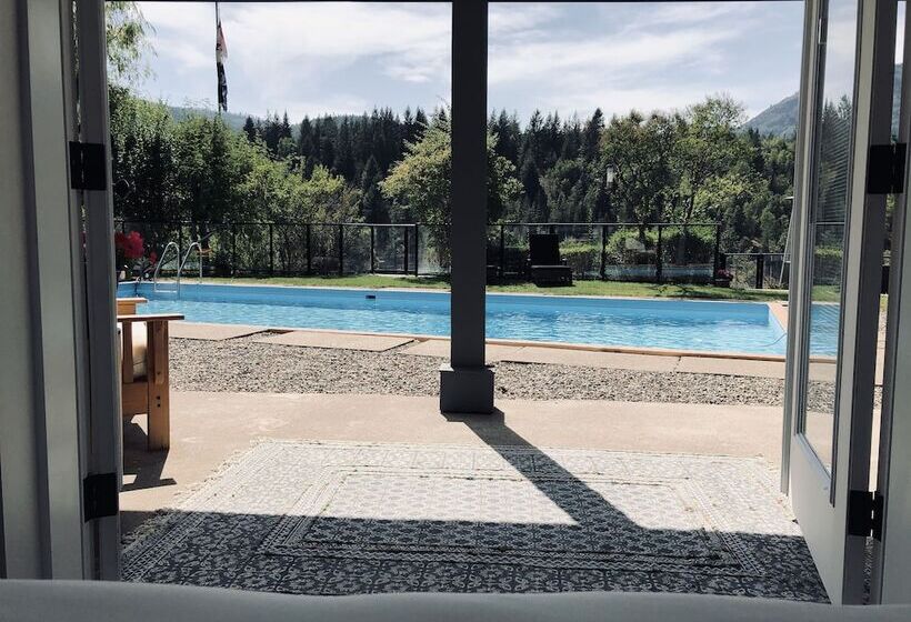 Bed and Breakfast Wolf S Den On The River