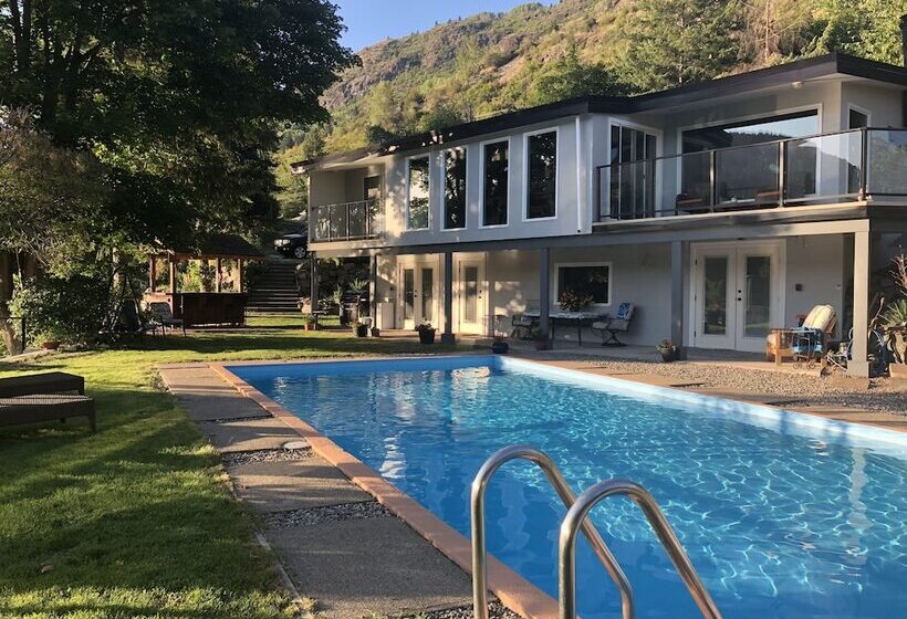 Bed and Breakfast Wolf S Den On The River