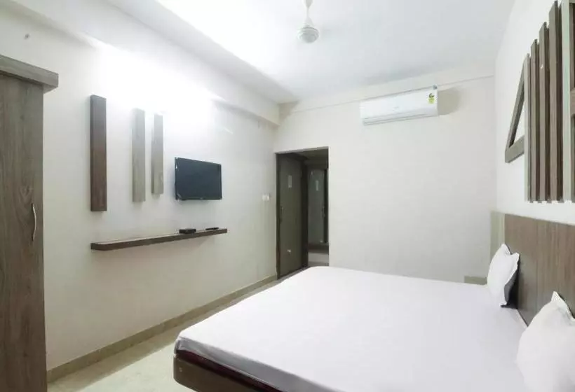 هتل Spot On 46890 Smile Holiday Inn