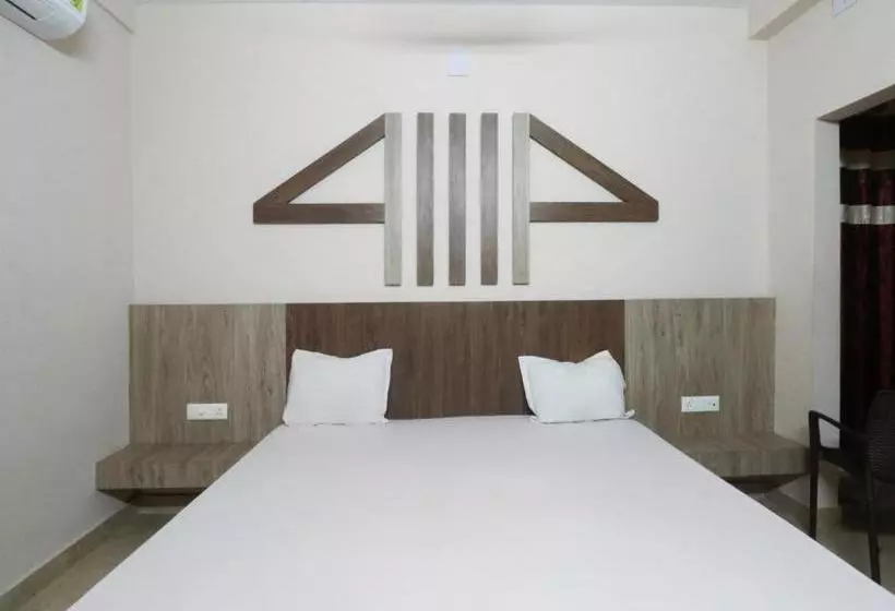 هتل Spot On 46890 Smile Holiday Inn