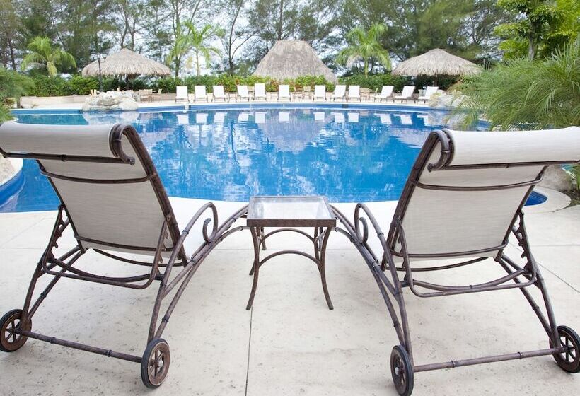 هتل La Ensenada Beach Resort All Inclusive