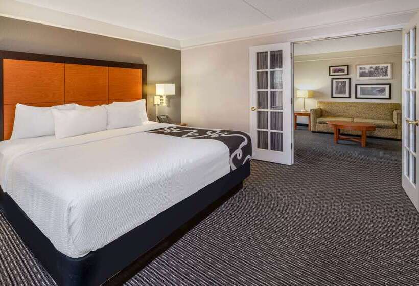 هتل La Quinta By Wyndham Pueblo