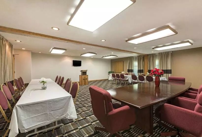 Отель Quality Inn & Suites