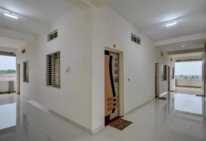 هتل Oyo 60690  Shivneri Lodging