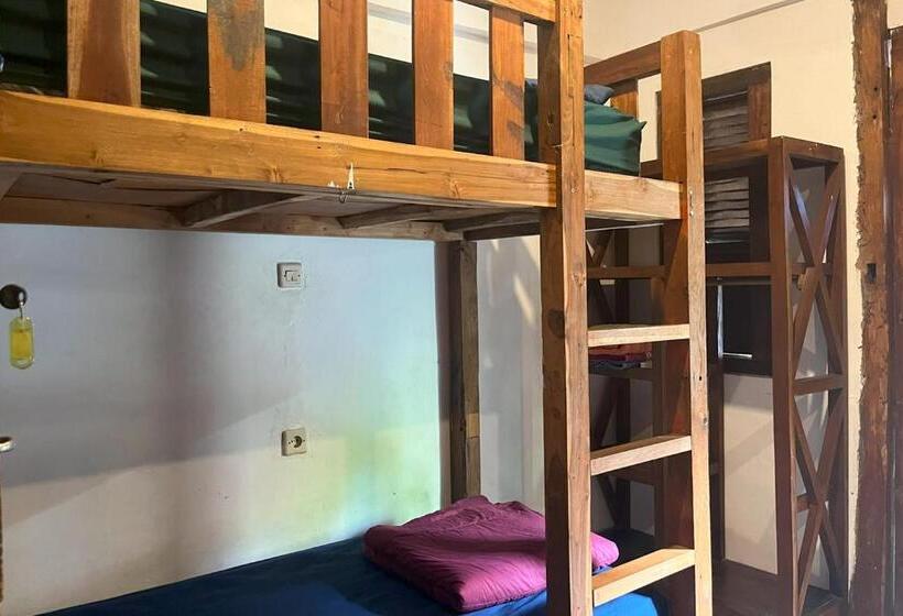 펜션 Twospaces Living At Wave And Chill House, Canggu