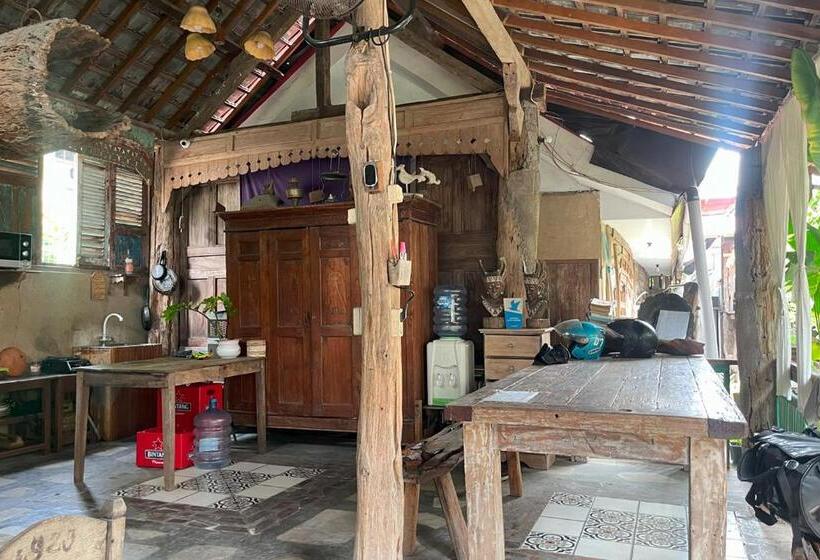 펜션 Twospaces Living At Wave And Chill House, Canggu