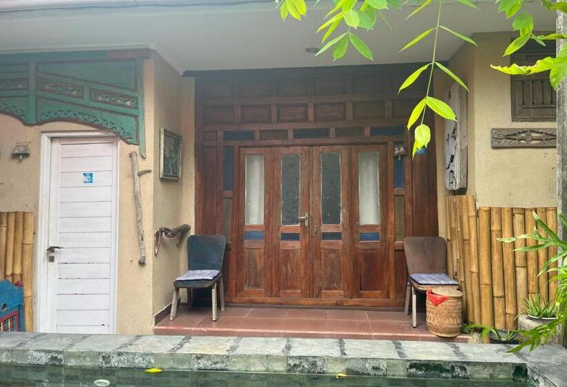 펜션 Twospaces Living At Wave And Chill House, Canggu