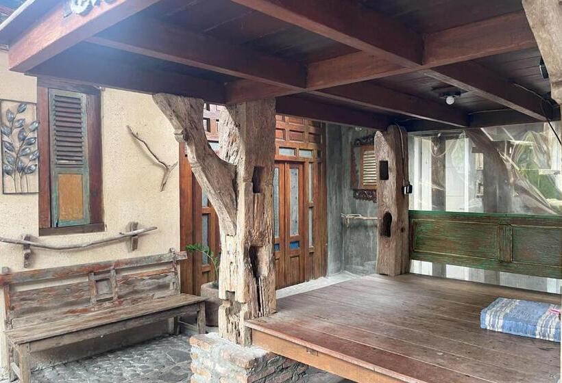 펜션 Twospaces Living At Wave And Chill House, Canggu