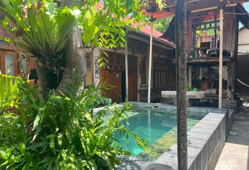 펜션 Twospaces Living At Wave And Chill House, Canggu