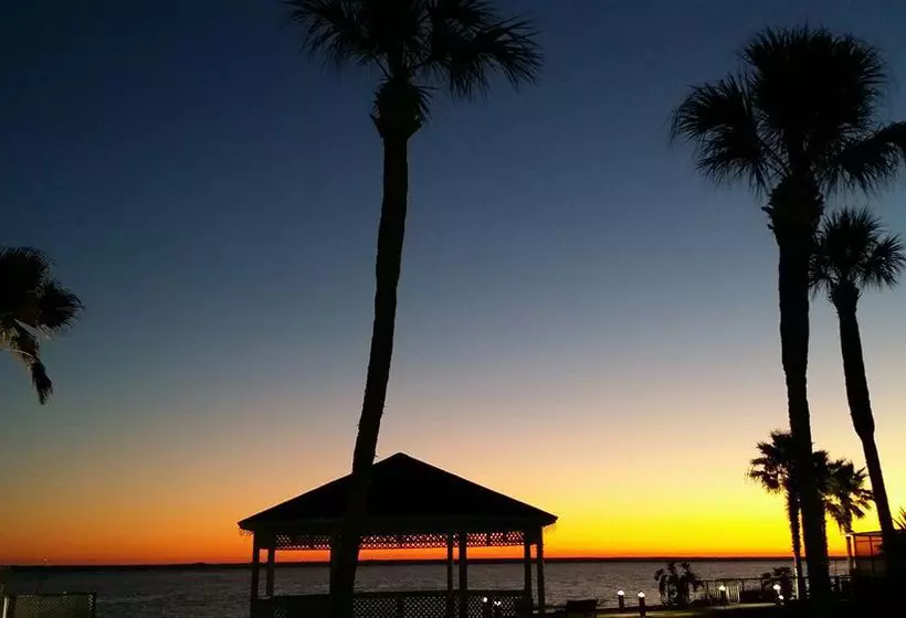 Monroe's On The Lake Hotel & Banquet Hall