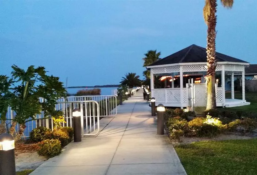 Monroe's On The Lake Hotel & Banquet Hall