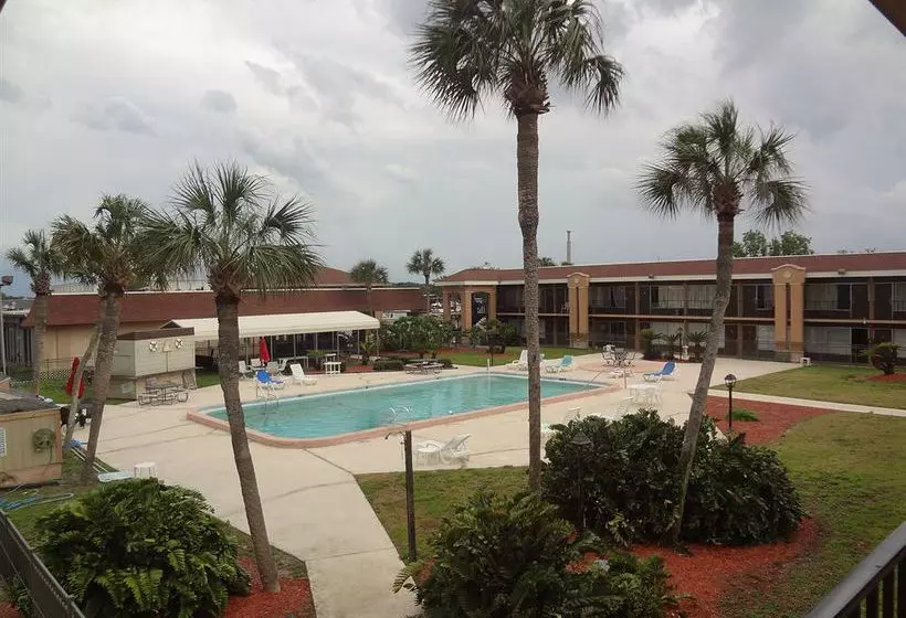 Monroe's On The Lake Hotel & Banquet Hall