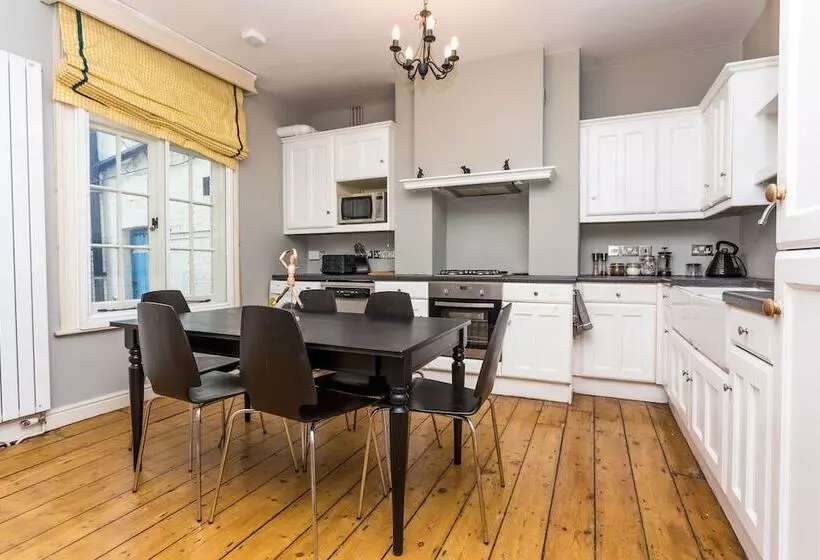 The River Cam Place   Enchanting 6bdr Home Next To River Cam