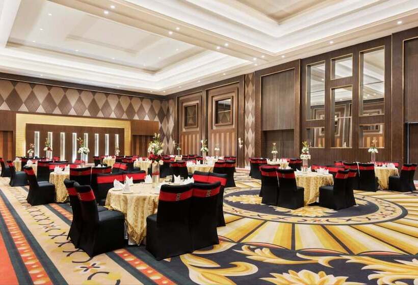 호텔 Ramada Plaza By Wyndham Lucknow