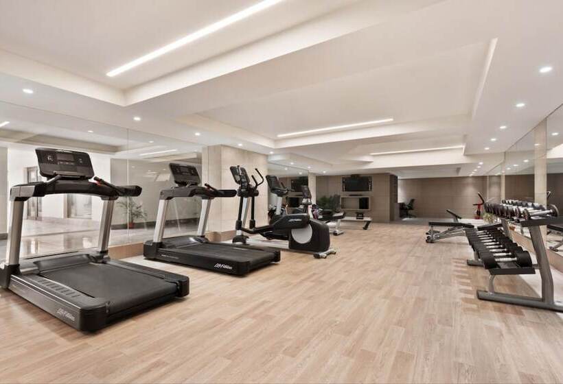 호텔 Ramada Plaza By Wyndham Lucknow